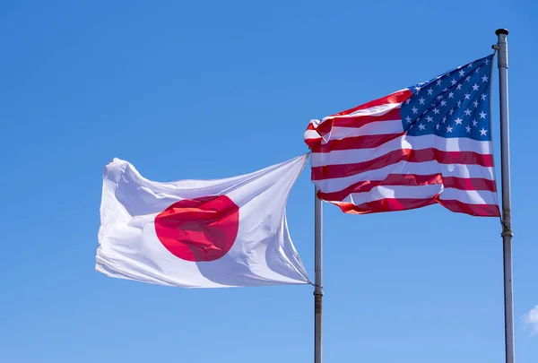 Banderas Americanas Japonesas Ondeando Contra Cielo Azul —  Fotos de Stock