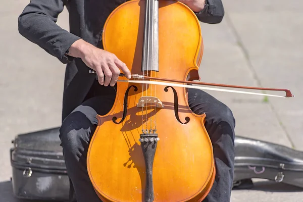 Müzisyen Bir Kontrbas Veya Çift Bas Bir Sokakta Oynarken — Stok fotoğraf