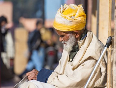 Marakeş - 30 Aralık: Marrakesh 30 Aralık geleneksel elbise giymiş yaşlı Faslı bir adam. 2017 yılında Fas