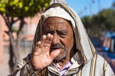Marakeş - 30 Aralık: Marrakesh 30 Aralık geleneksel elbise giymiş yaşlı Faslı bir adam. 2017 yılında Fas