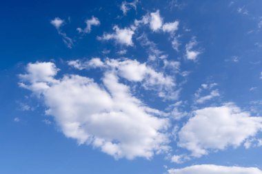 Arkaplan olarak beyaz bulutlu mavi gökyüzü