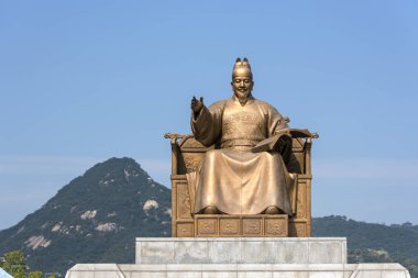 Seul - 25 Eylül: Seul 'deki Gwanghwamun meydanında Kral Sejong' un heykeli. 2016 Güney Kore 'de