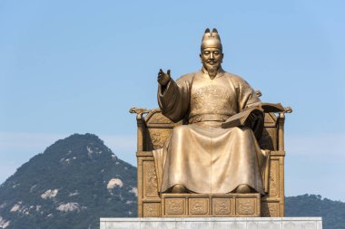 Seul - 25 Eylül: Seul 'deki Gwanghwamun meydanında Kral Sejong' un heykeli. 2016 Güney Kore 'de