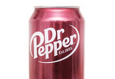 New York - 03 Kasım - Dr. Pepper Soda Beverage ile yakın çekim alüminyum kutu 3 Kasım 'da Ny' de beyaz arka planda izole edildi. 2019 Usa. Dr Pepper karbonatlı bir meşrubattır. 1880 'lerde yaratıldı.