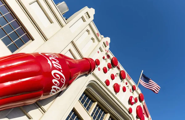 Osaka Jan Stor Coca Cola Logotyp Väggen Och Amerikansk Flagga — Stockfoto