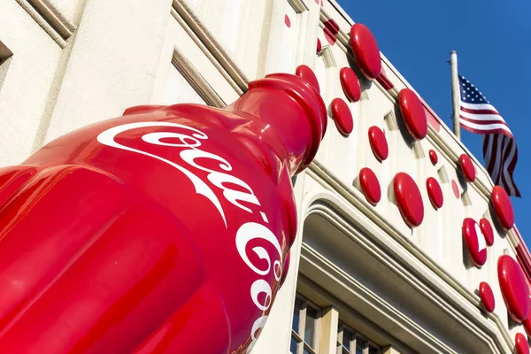 Osaka Jan Stor Coca Cola Logotyp Väggen Och Amerikansk Flagga — Stockfoto