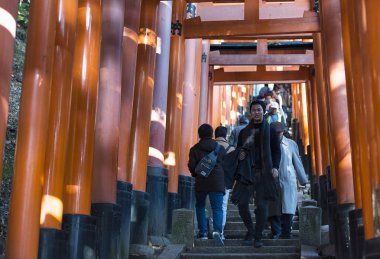 Kyoto - Ocak 01: Kyoto 'daki Fushimi Inari Tapınağı' nın Torii kapıları. Japonya 'da 2017