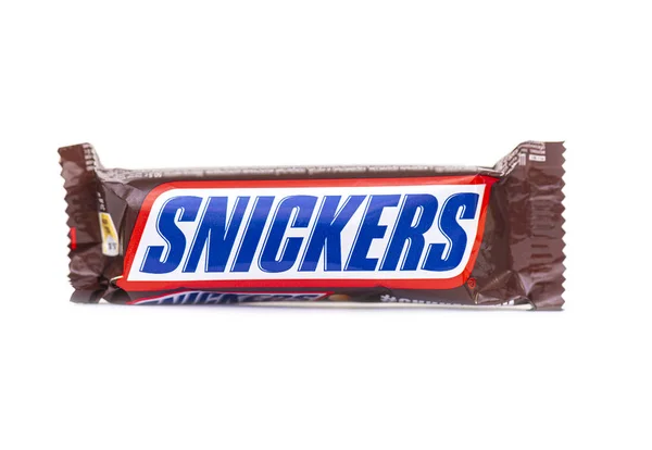 Berlín Nov Snickers Chocolate Bar Aislado Sobre Fondo Blanco Primer — Foto de Stock