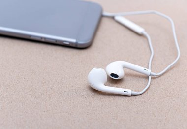 Ofisteki Masada Cep Telefonu ve Beyaz Kulaklık, İş Konsepti ResmiComment