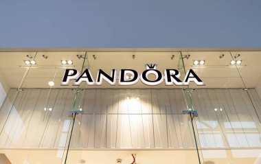 Kopenhag - 16 Kasım - Kopenhag 'da Pandora Kuyumcu ve Pandora Logosu. Danimarka 'da 2019. 1982 yılında kurulmuş uluslararası bir mücevher üreticisi ve perakendecisi.. 