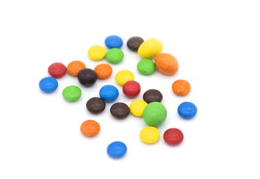 Beyaz arka planda izole edilmiş renkli şekerler, çikolata kaplı şekerler.