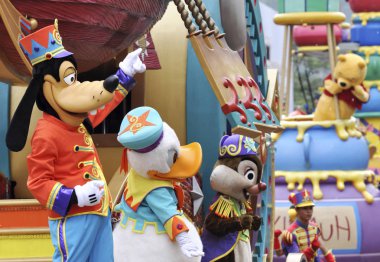 Hong Kong - Aralık 2015: Kasım 2015 'te Çin' de Hong Kong 'da ünlü çizgi film karakterleriyle Disneyland' de geçit töreni