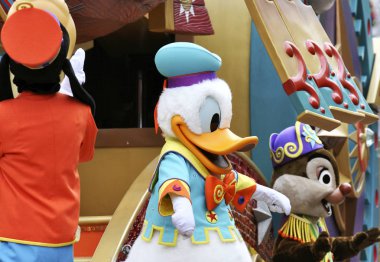 Hong Kong - Aralık 2015: Kasım 2015 'te Çin' de Hong Kong 'da ünlü çizgi film karakterleriyle Disneyland' de geçit töreni