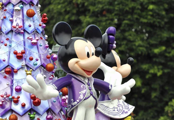 Hong Kong - Aralık 2015: Kasım 2015 'te Çin' de Hong Kong 'da ünlü çizgi film karakterleriyle Disneyland' de geçit töreni