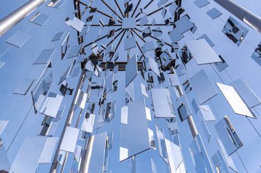 Riga - Ekim 08: Riga 'da birçok gözlüklü tarafından Noel Ağacı' nın 500. doğum gününe ait modern anıt. Letonya 'da 2018 .