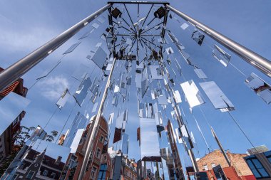 Riga - Ekim 08: Riga 'da birçok gözlüklü tarafından Noel Ağacı' nın 500. doğum gününe ait modern anıt. Letonya 'da 2018 .