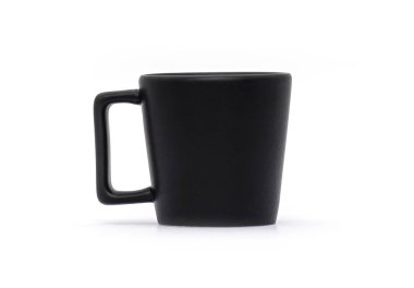 Kupa, seramik siyah kupa, beyaz arka planda izole edilmiş boş kupa