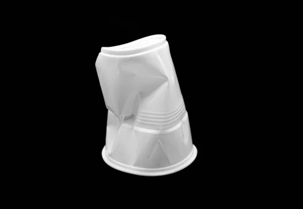 Puchar Zgnieciony Plastik Biały Izolowane Czarnym Tle — Zdjęcie stockowe