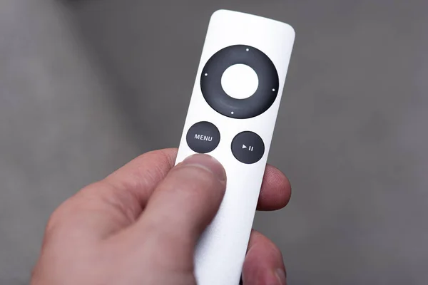 Berlin Dec Homem Segurando Controle Remoto Controla Uma Apple Berlim — Fotografia de Stock