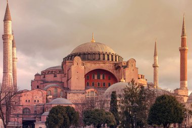 Hayret verici Ayasofya ya da Ayasofya Kutsal Bilgelik Kilisesi İstanbul, Türkiye 'de Günbatımında 