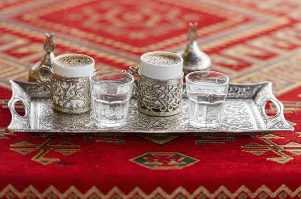 Twee Bekers Met Traditionele Turkse Drank Turkse Koffie Tafel Stockafbeelding