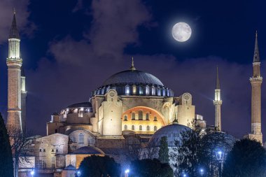İstanbul, Türkiye 'deki Ayasofya veya Ayasofya Kutsal Bilgelik Kilisesi' ne Gece Vakti