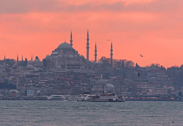 Ηλιοβασίλεμα Πάνω Από Τζαμί Και Θάλασσα Στην Ιστανμπούλ Τουρκία — Φωτογραφία Αρχείου