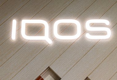 Berlin - 27 Aralık: 27 Aralık 'ta Berlin' deki Tütün Dükkanı önünde Iqos Logosu. 2019, Almanya 'da Philip Morris International tarafından geliştirilen tütün ısıtma sistemidir.