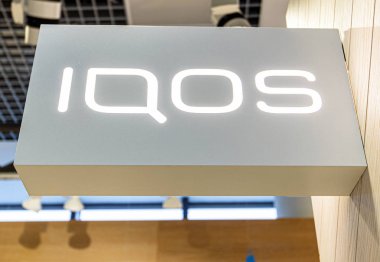 Berlin - 27 Aralık: 27 Aralık 'ta Berlin' deki Tütün Dükkanı önünde Iqos Logosu. 2019, Almanya 'da Philip Morris International tarafından geliştirilen tütün ısıtma sistemidir.