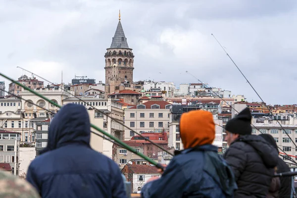 Станбул Jan Галатская Башня Рыбаки Галатском Мосту Стамбуле Января 2020 — стоковое фото