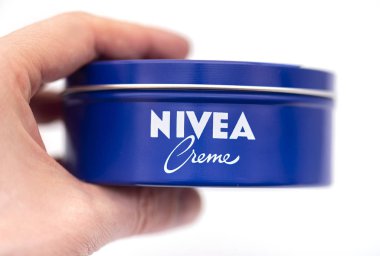 Berlin - 31 Ocak: 31 Ocak 'ta Berlin' de Nivea Creme ile klasik mavi kutu. Almanya 'da 2020. 