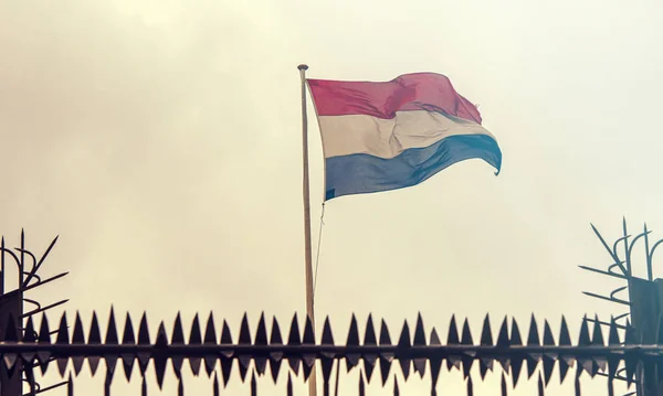 Nederlandse Grens Nederlandse Vlag Naast Ambassade Hek Afgebeeld — Stockfoto