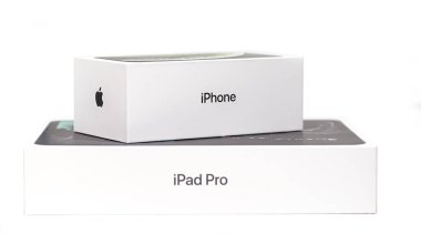 Ny - Şubat 03: I phone ve IPad Pro 'lu kutular, Şubat 03' te Ny 'de izole edildi. 2020 Usa 'da