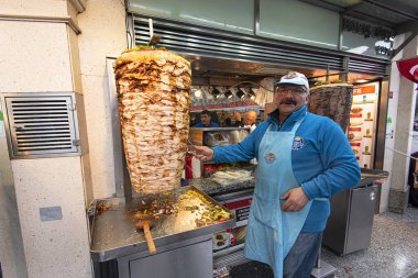 İstanbul - Ocak 02: İnsan Satıcısı, 2 Ocak 'ta İstanbul Caddesi' nde geleneksel Türk Tabağı Durum veya Kebap yapıyor. Türkiye 'de 2020
