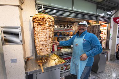 İstanbul - Ocak 02: İnsan Satıcısı, 2 Ocak 'ta İstanbul Caddesi' nde geleneksel Türk Tabağı Durum veya Kebap yapıyor. Türkiye 'de 2020