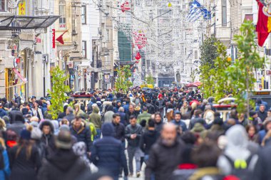 İstanbul - Ocak 02: İstanbul 'daki Stiklal Bulvarı veya İstiklal Caddesi' nde (stiklal Caddesi) 2 Ocak 'ta kalabalık toplandı. Türkiye 'de 2020