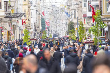 İstanbul - Ocak 02: İstanbul 'daki Stiklal Bulvarı veya İstiklal Caddesi' nde (stiklal Caddesi) 2 Ocak 'ta kalabalık toplandı. Türkiye 'de 2020