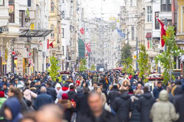 İstanbul - Ocak 02: İstanbul 'daki Stiklal Bulvarı veya İstiklal Caddesi' nde (stiklal Caddesi) 2 Ocak 'ta kalabalık toplandı. Türkiye 'de 2020