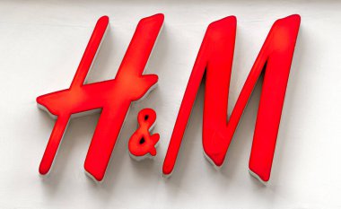 Stockholm - Ocak 02: H & M Logotype, Stockholm 'deki Alışveriş Merkezi' ne Giriş 'in önünde. İsveç 'te 2020