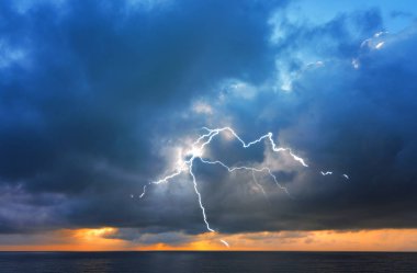 Fırtınadan Önce Deniz, Denizde Dramatik Gökyüzü, Yıldırımlı Fırtına