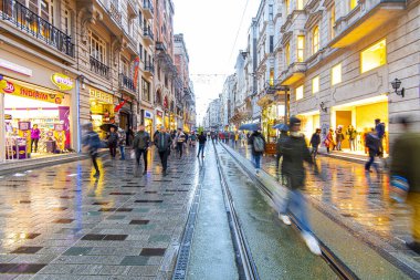 İstanbul - Ocak 02: İstanbul 'da Yağmur Günü, İstanbul' da Stiklal Caddesi veya İstiklal Caddesi 'ndeki Halk (stiklal Caddesi). Türkiye 'de 2020
