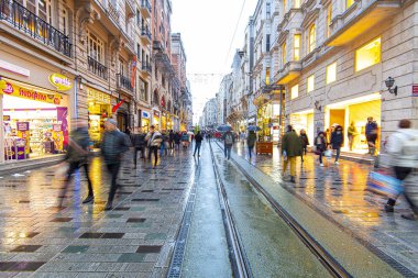 İstanbul - Ocak 02: İstanbul 'da Yağmur Günü, İstanbul' da Stiklal Caddesi veya İstiklal Caddesi 'ndeki Halk (stiklal Caddesi). Türkiye 'de 2020
