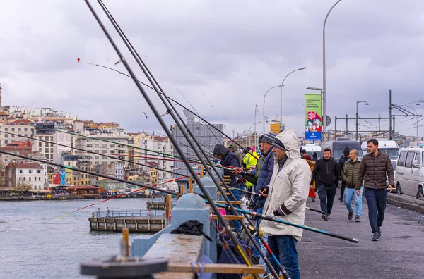 Istanbul Dezember Fischer Der Galatabrücke Fischer Fischen Istanbul Dezember 2019 — Stockfoto