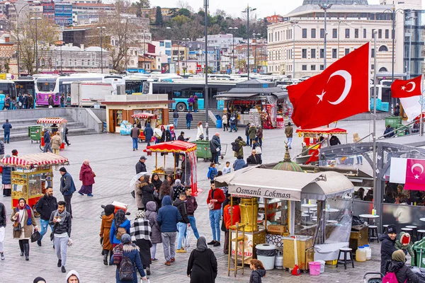 Istanbul Diciembre Gente Plaza Eminonu Durante Día Ventoso Invierno Estambul —  Fotos de Stock