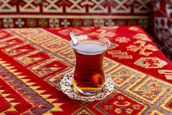 Tasse Thé Turque Chaude Sur Une Table Avec Nappe Turque — Photo