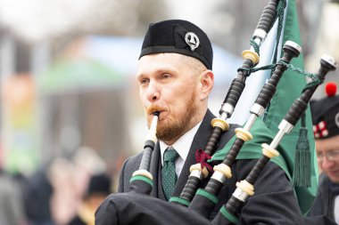 Moskova - 16 Mart: İnsanlar 16 Mart 'ta Moskova' daki Sokol 'niki Parkı' nda Aziz Patrick Günü 'nü kutluyorlar. Rusya 'da 2019