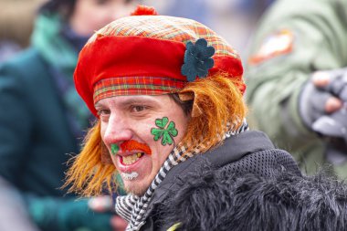 Moskova - 16 Mart: İnsanlar 16 Mart 'ta Moskova' daki Sokol 'niki Parkı' nda Aziz Patrick Günü 'nü kutluyorlar. Rusya 'da 2019