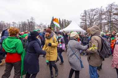 Moskova - 16 Mart: İnsanlar 16 Mart 'ta Moskova' daki Sokol 'niki Parkı' nda Aziz Patrick Günü 'nü kutluyorlar. Rusya 'da 2019