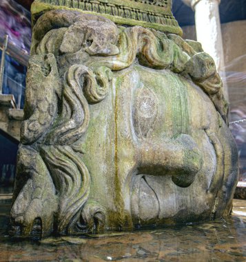 Türkiye 'nin başkenti İstanbul' daki Basilica Sarnici 'de Gorgon Medusa' nın yakın plan başkanı
