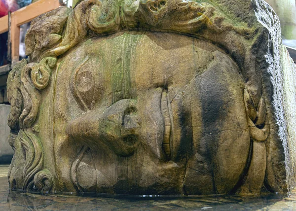 土耳其伊斯坦布尔Basilica Cistern或Yerebatan Sarnici Gorgon Medusa特写负责人 — 图库照片